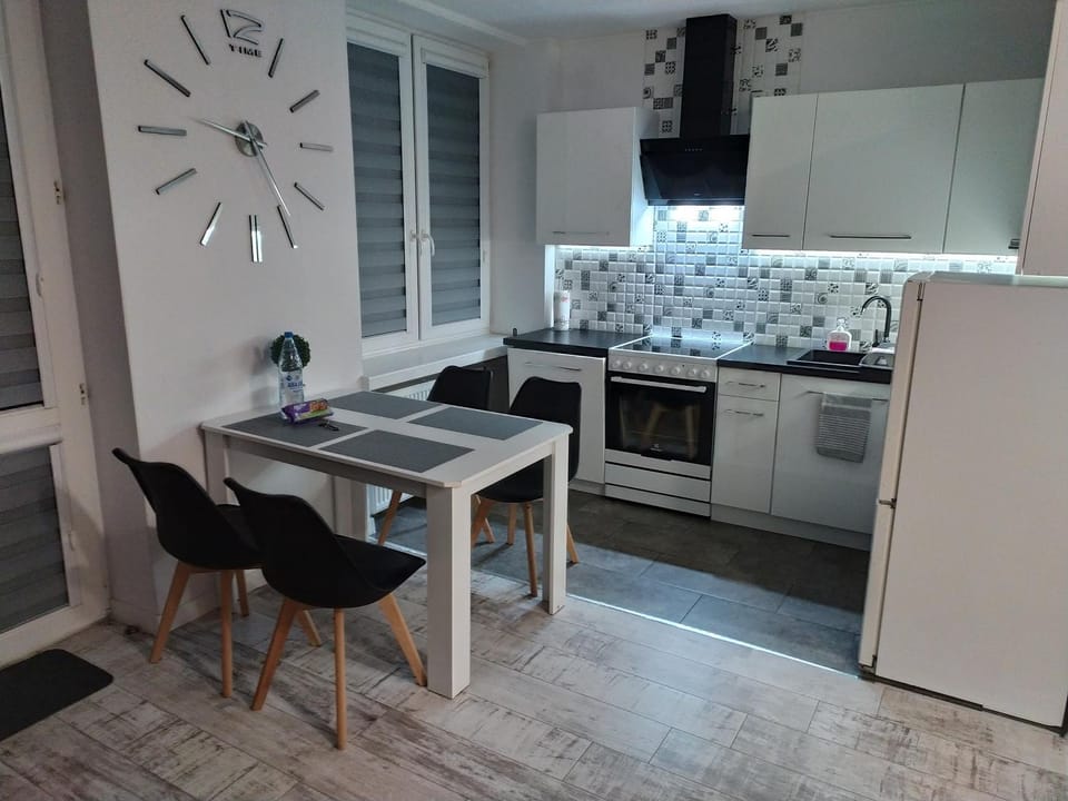 Kitchen or kitchenette, Dining area, dishwasher, minibar, pet friendly, stove