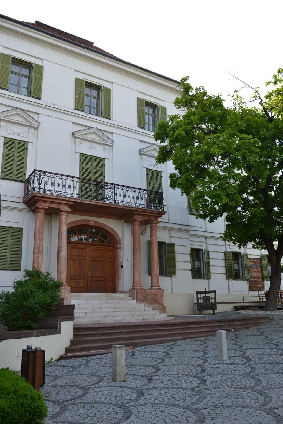 Facade/entrance