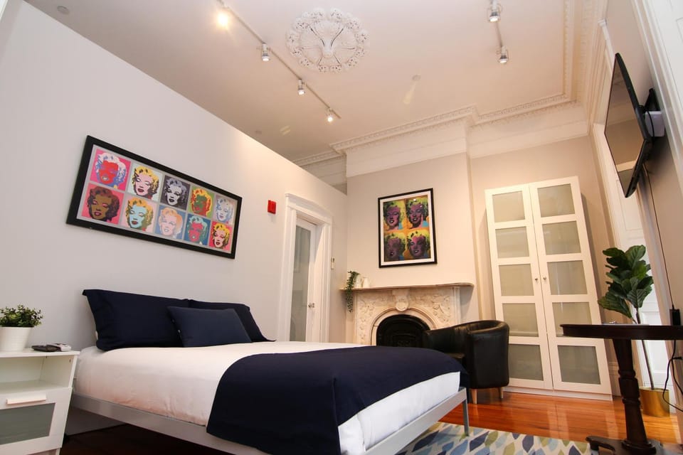 Bed, TV and multimedia, View (from property/room), Photo of the whole room, Seating area, Bedroom