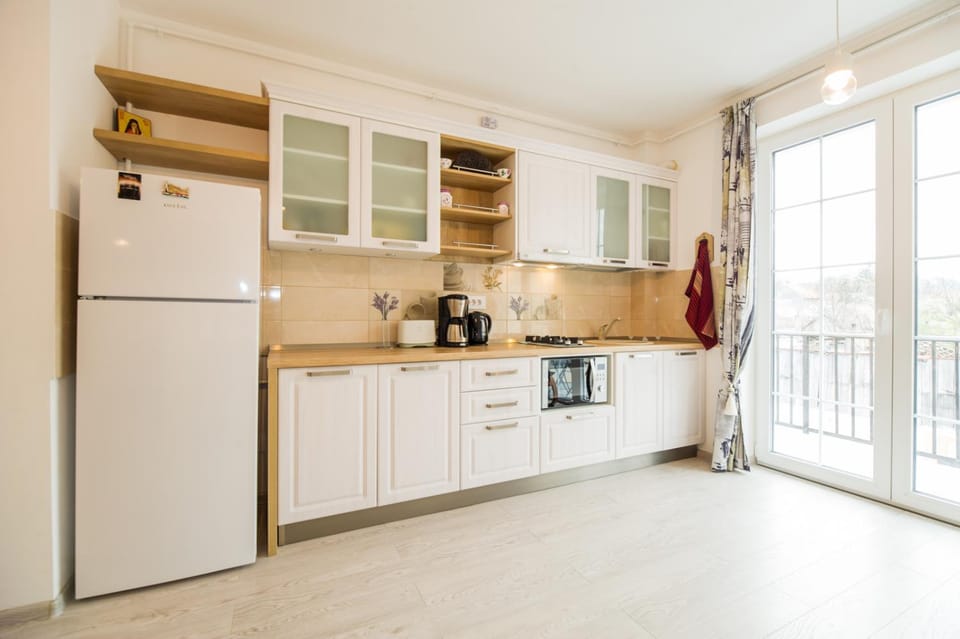 Kitchen or kitchenette, minibar, stove, toaster
