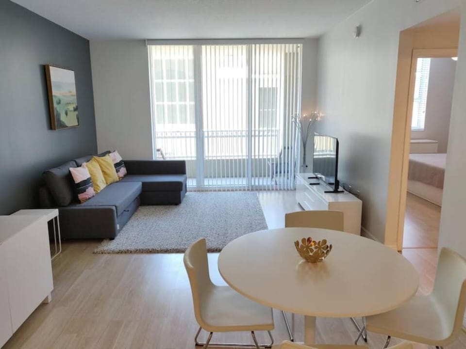 Modern bedroom in great condo! Beach Pass incl! House in Boynton Beach