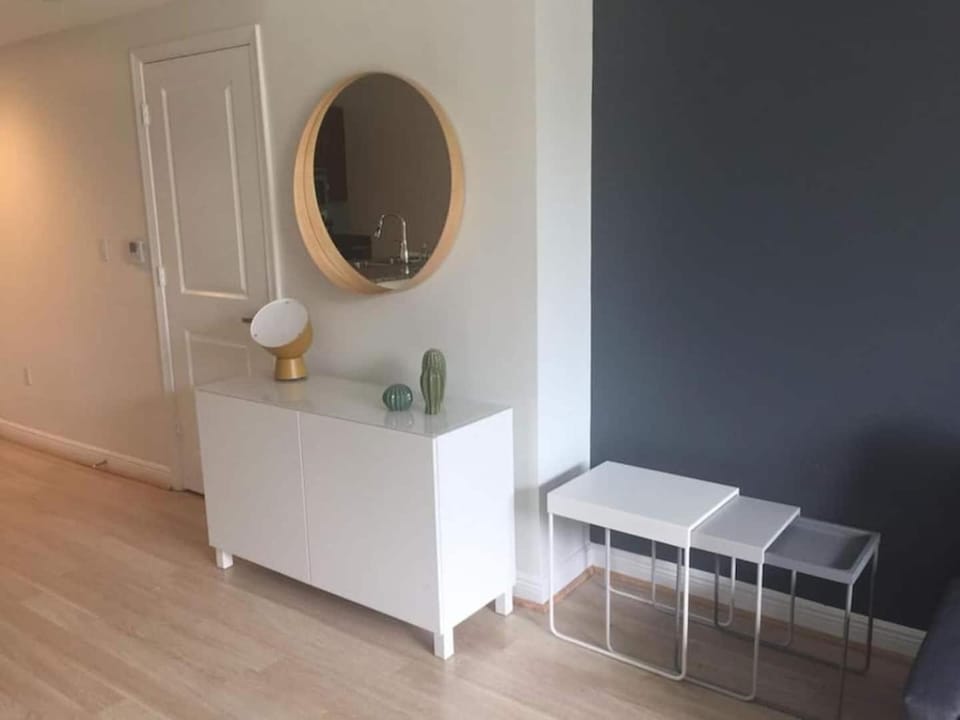 Modern bedroom in great condo! Beach Pass incl! House in Boynton Beach