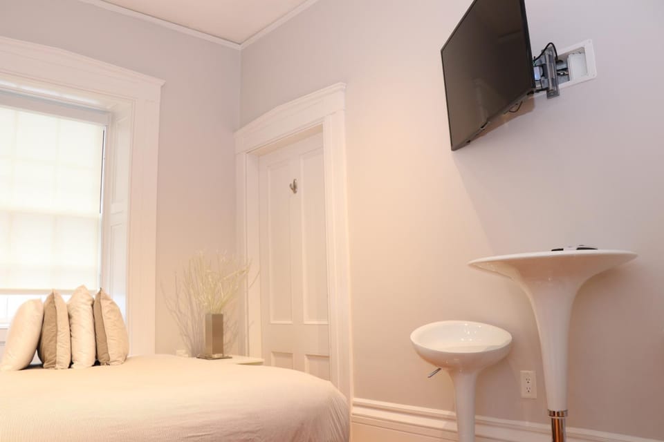 Bed, TV and multimedia, View (from property/room), Seating area