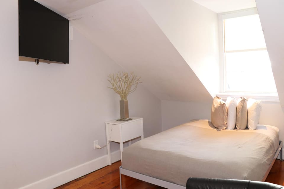 Bed, TV and multimedia, View (from property/room), Seating area