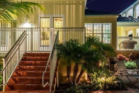 Grand Marina Suite -Waterfront Condo House in Stock Island