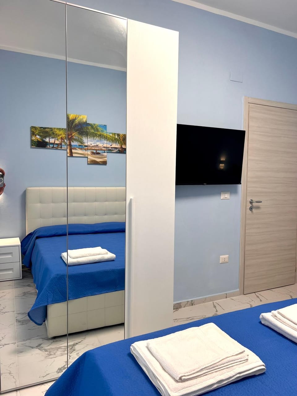 Bed, TV and multimedia, Photo of the whole room, Bedroom, wardrobe
