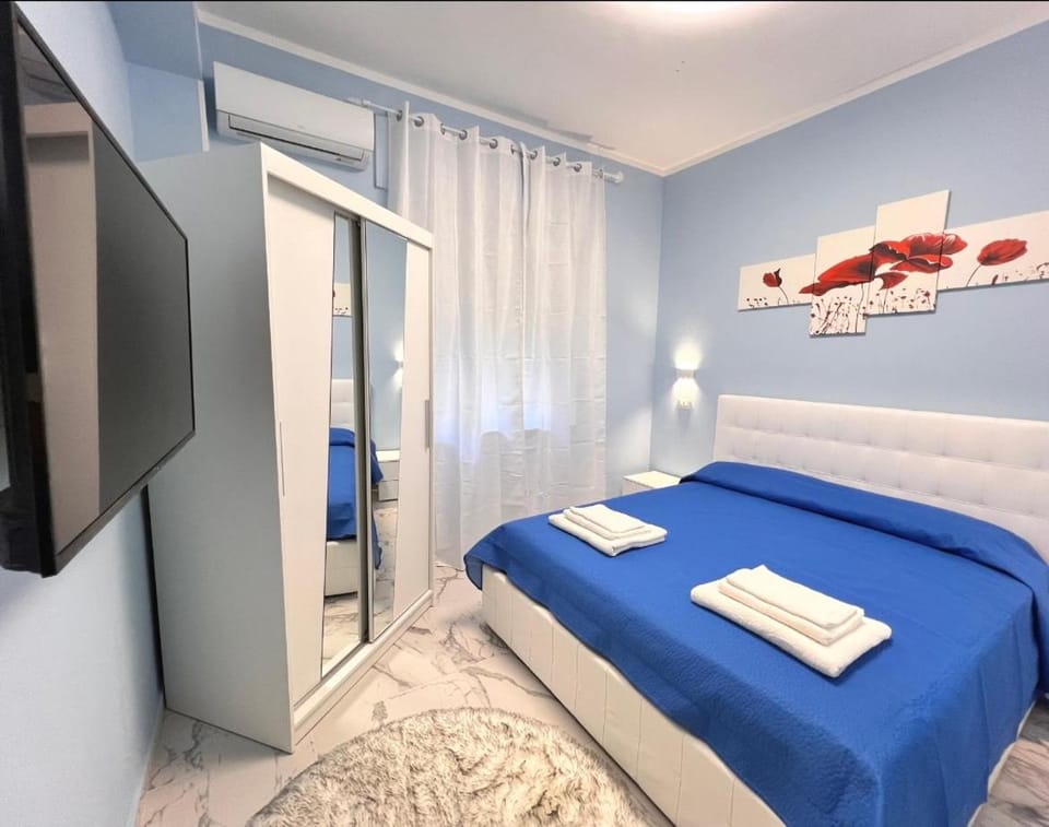 Bed, TV and multimedia, Photo of the whole room, Bedroom, towels