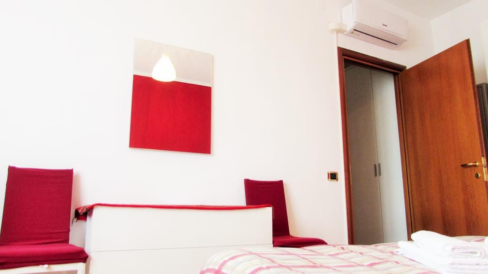 Bed, Bedroom, towels, air conditioner