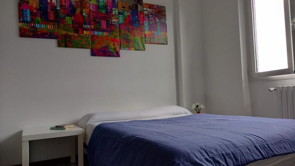 Bed, Dining area, Bedroom