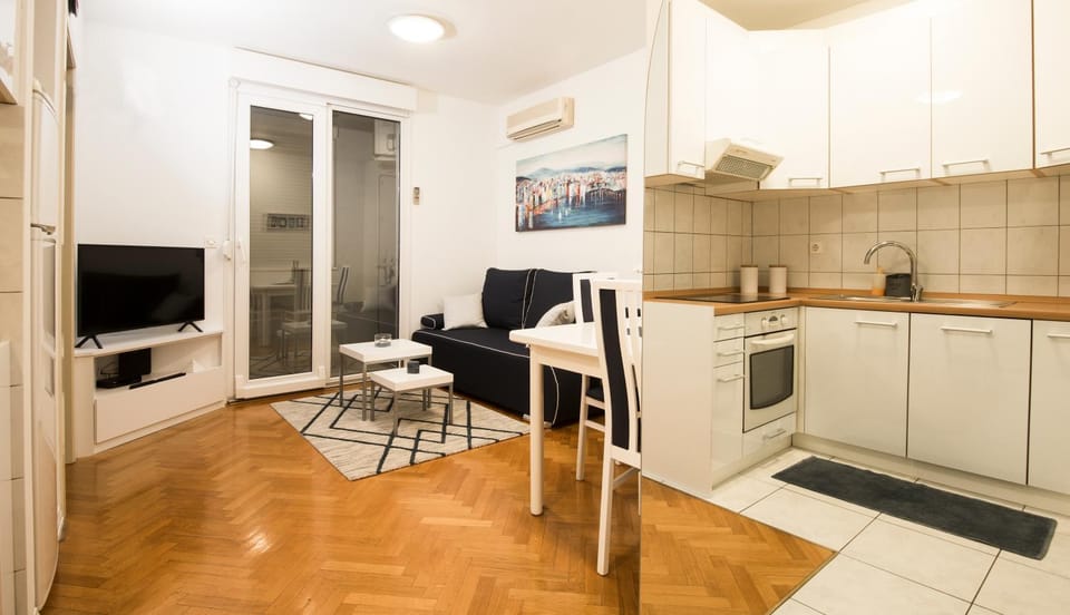 Kitchen or kitchenette, Living room