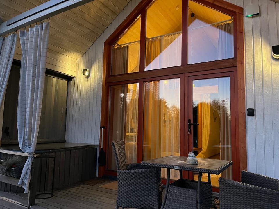 Property building, Patio, Balcony/Terrace, Dining area, Entertainment, Bath