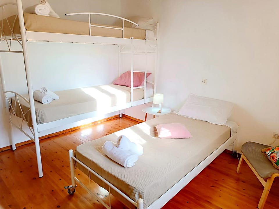 Bed, Photo of the whole room, Bedroom, bunk bed, towels