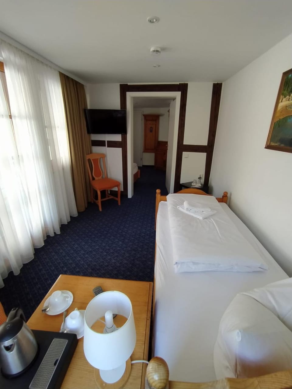 Bed, TV and multimedia, Photo of the whole room, Seating area, Bedroom