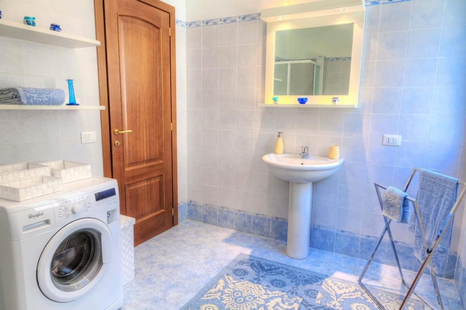 Shower, Toilet, Bathroom, Garden view