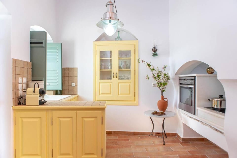 Day, Coffee/tea facilities, Kitchen or kitchenette, Food and drinks, Decorative detail, Seating area, Dining area, Garden view, Meals, Dinner, Drinks, Time of day, minibar, oven, pet friendly, stove, kitchen, kitchen