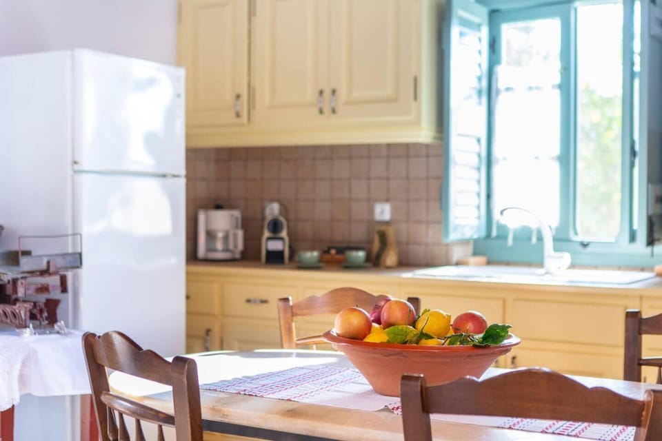 Coffee/tea facilities, View (from property/room), Kitchen or kitchenette, Food and drinks, Seating area, Dining area, Food, Garden view, Landmark view, Mountain view, Dinner, minibar, oven, pet friendly, stove, toaster, kitchen, kitchen