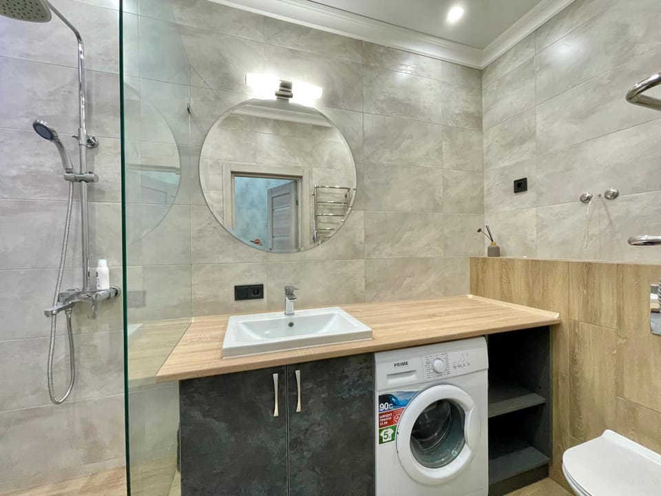 Shower, Toilet, towels, washing machine