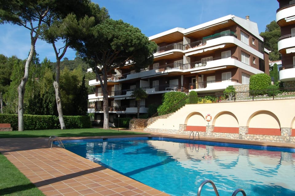 Facade/entrance, Swimming pool