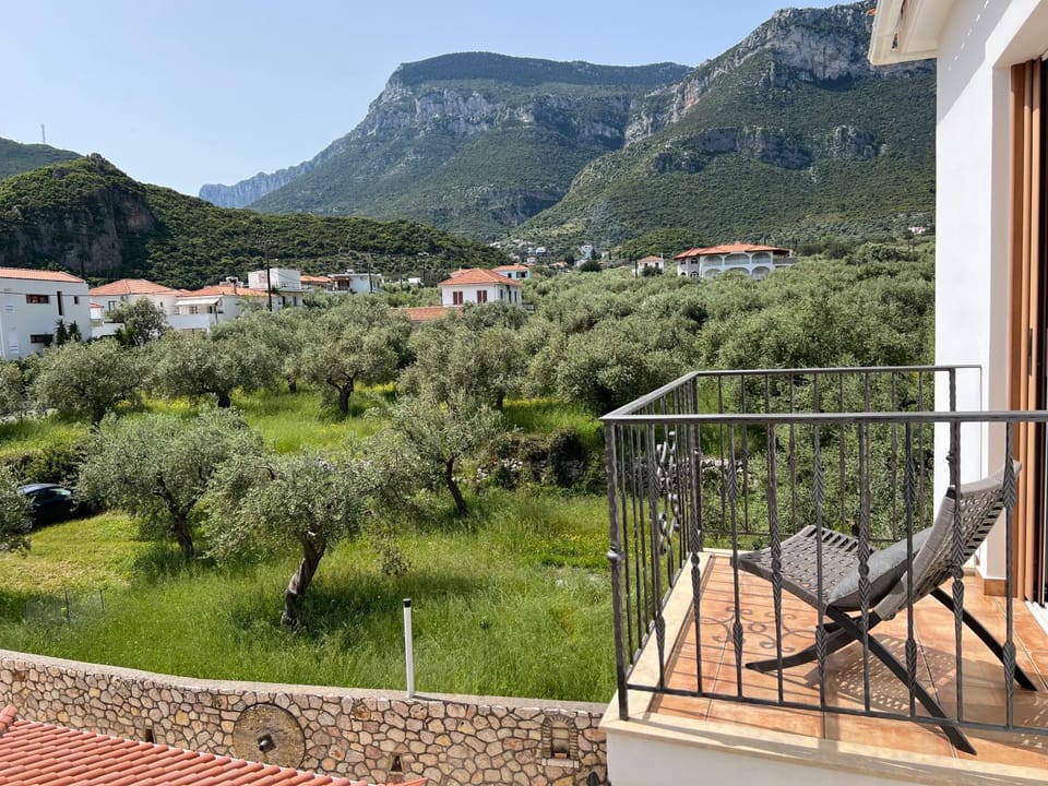 Atalanti Apartments Hotel in Islands