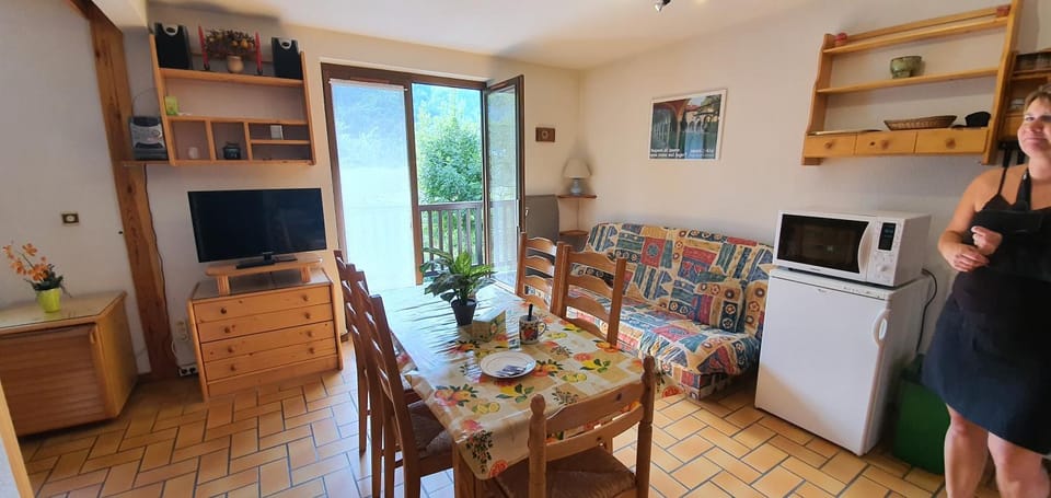 TV and multimedia, Living room, Dining area, oven