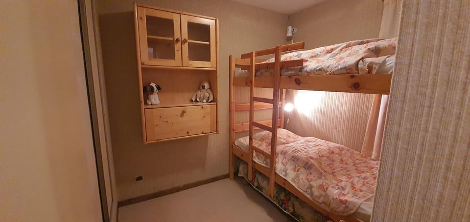Bedroom, bunk bed