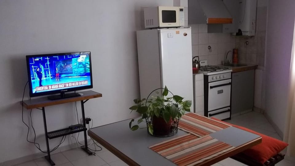 TV and multimedia, Kitchen or kitchenette, oven, stove