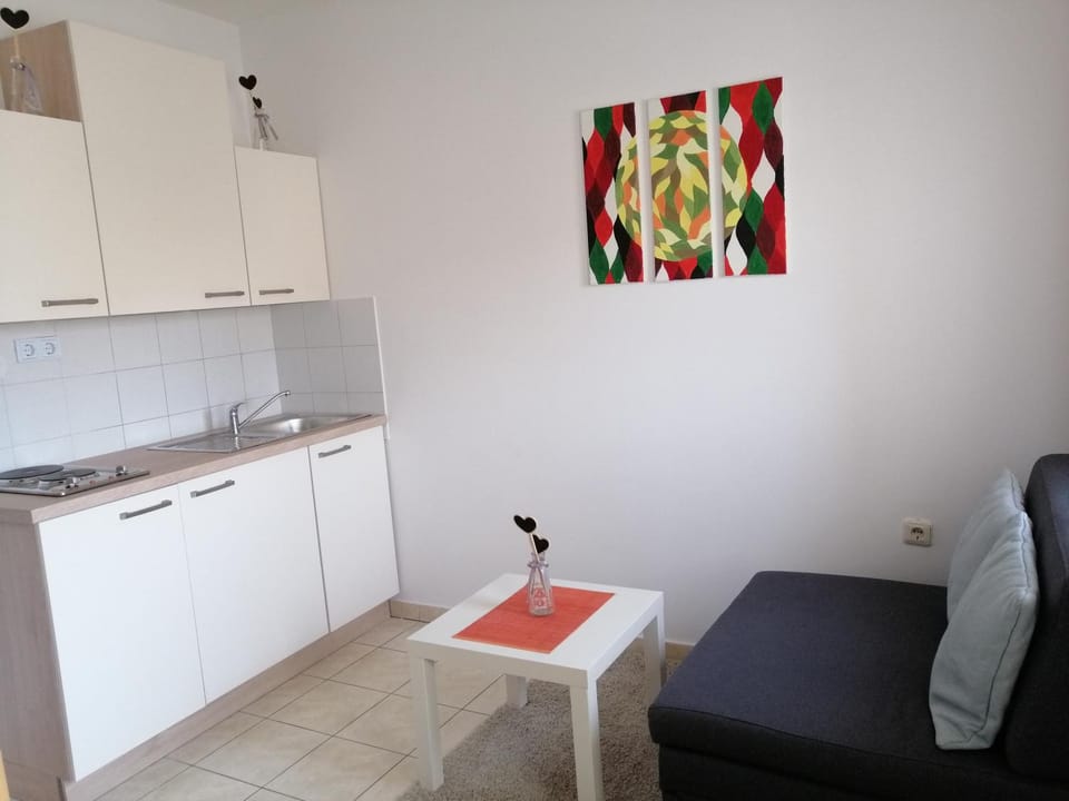 Kitchen or kitchenette, Seating area