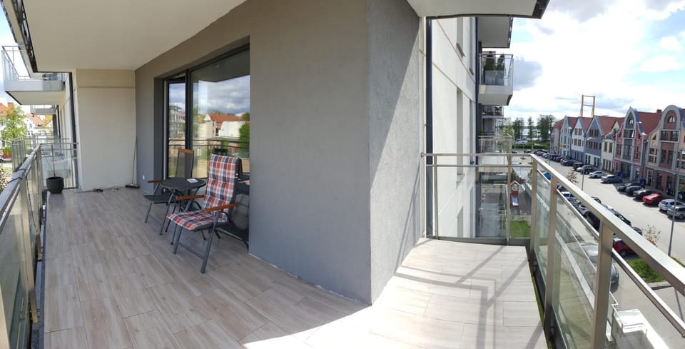Property building, Day, Neighbourhood, Balcony/Terrace, Seating area, City view, Street view