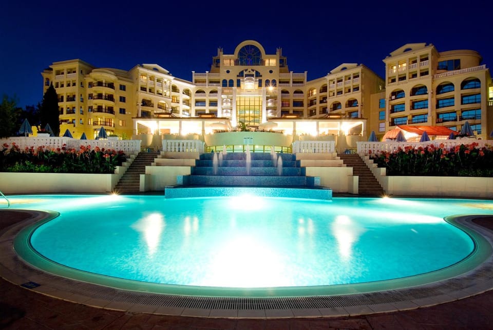 Property building, Swimming pool, Swimming pool