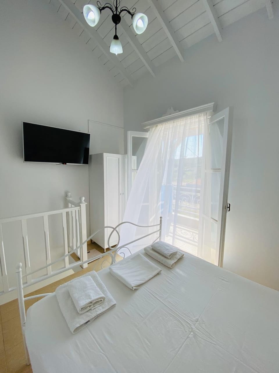 Bed, Summer, TV and multimedia, Bedroom
