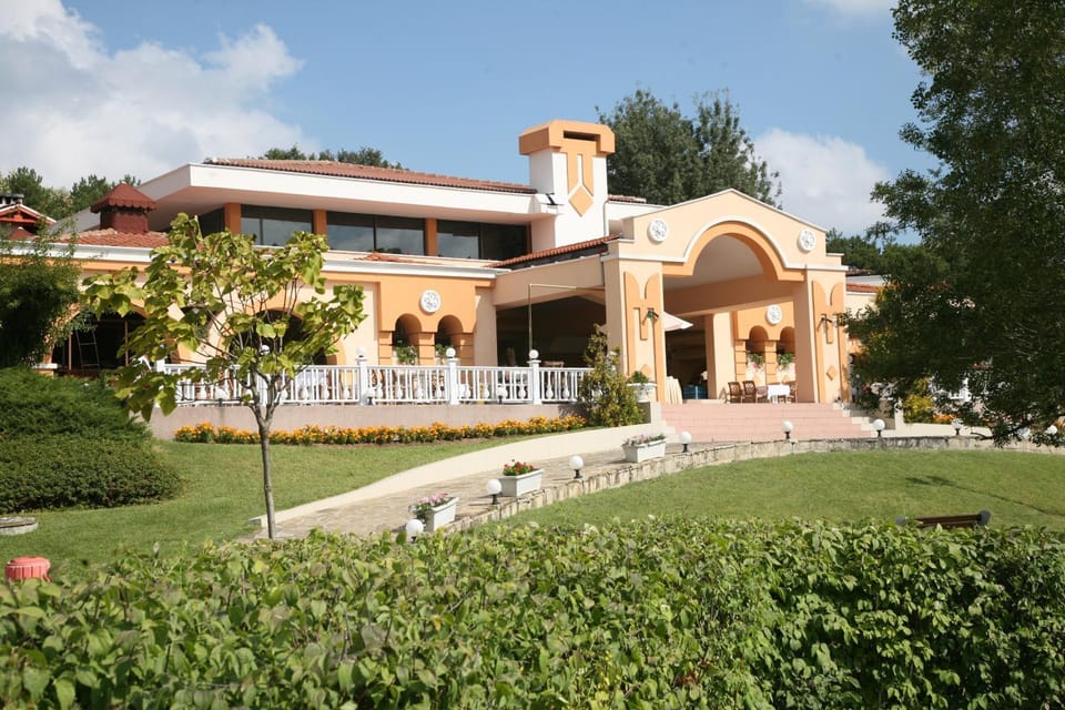 Property building, Facade/entrance, Garden