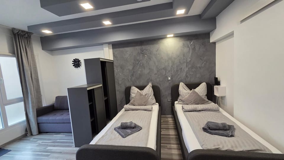 Bed, TV and multimedia, Bedroom, towels