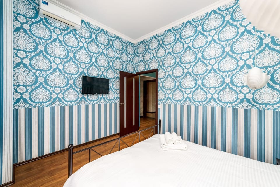 Bed, TV and multimedia, Photo of the whole room, Bedroom