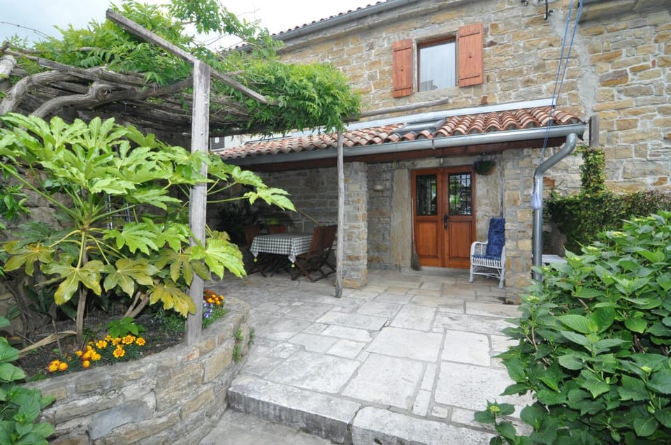 Property building, Patio, Facade/entrance