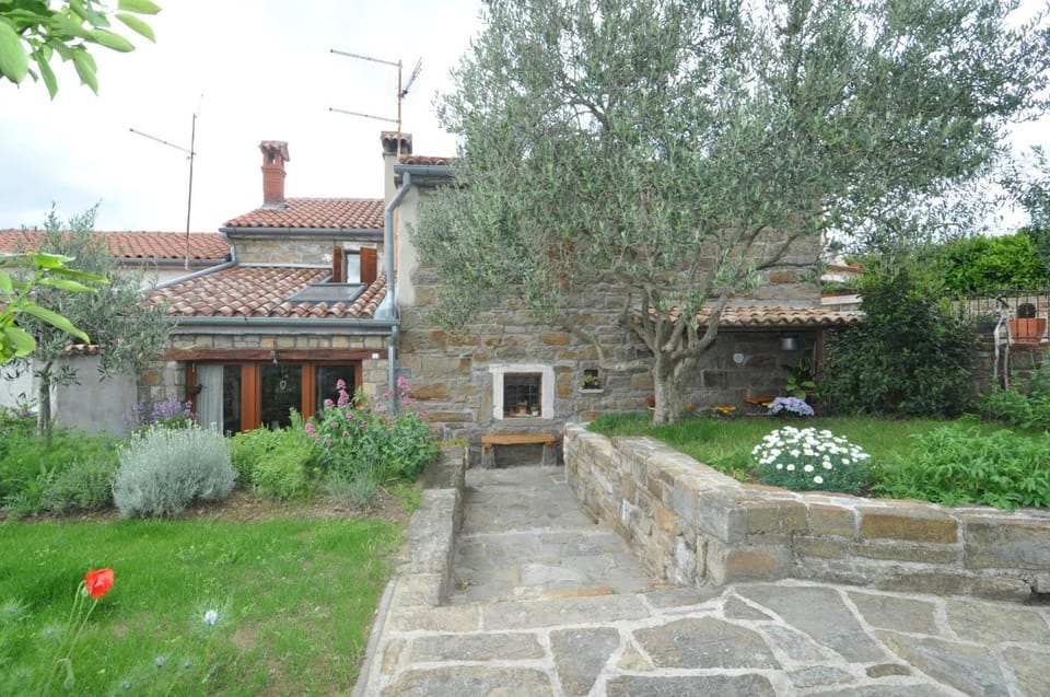 Property building, Patio, Facade/entrance, Garden