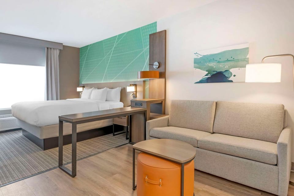 Bed, Photo of the whole room, Seating area, Bedroom