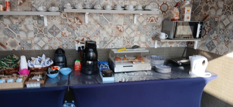 Kitchen or kitchenette, Breakfast