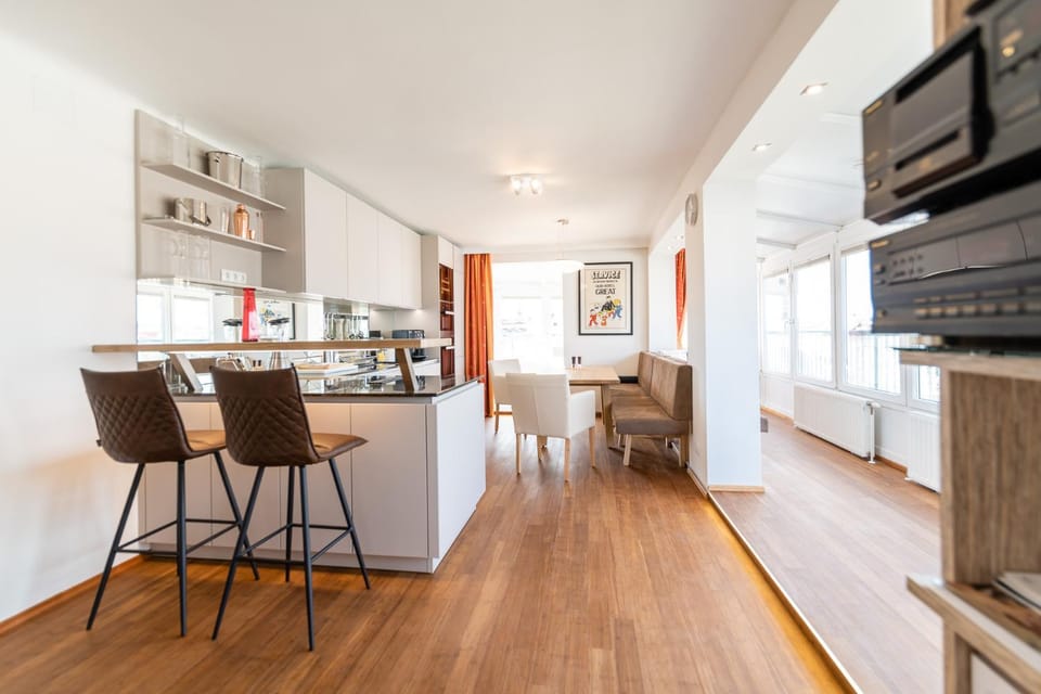 Kitchen or kitchenette, Living room, Seating area, Dining area