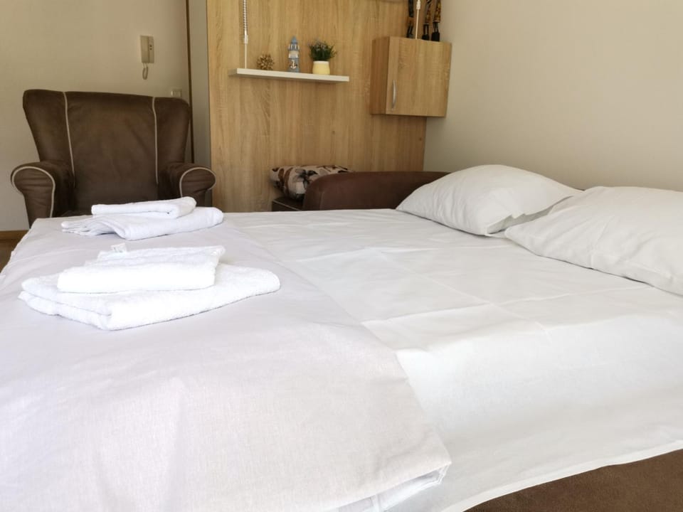 Bed, Living room