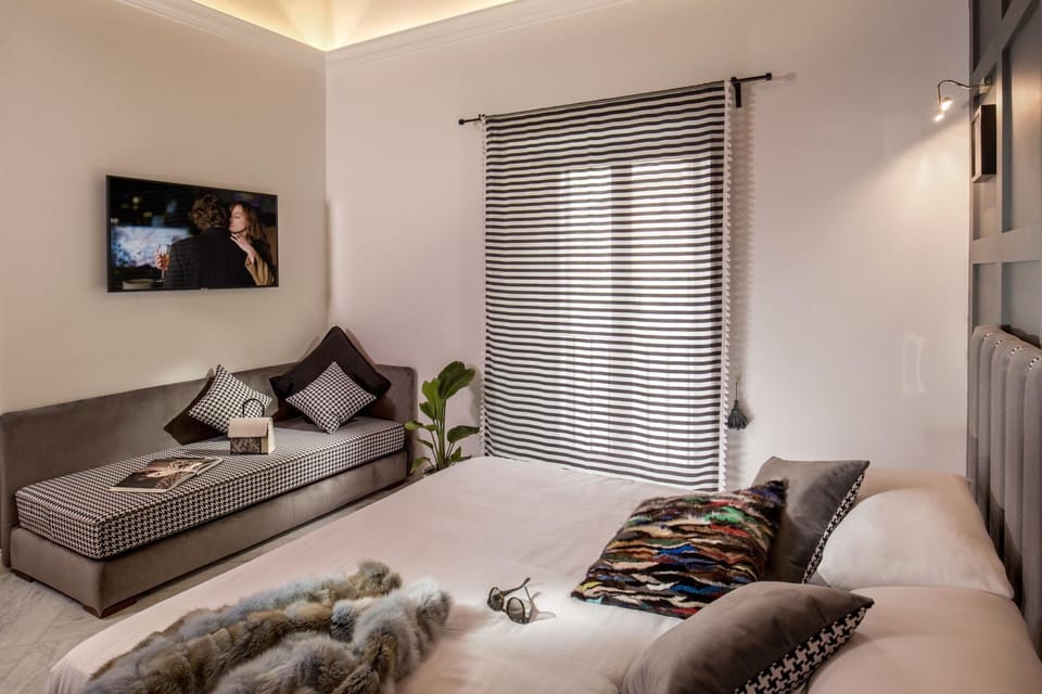 Bed, TV and multimedia, Decorative detail, Bedroom