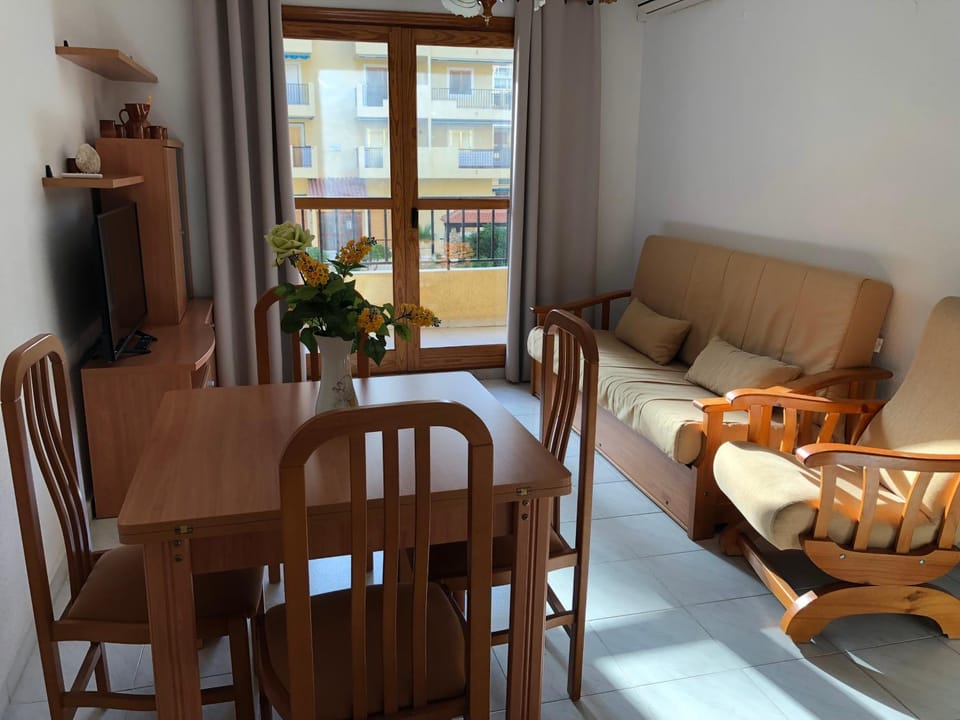 TV and multimedia, Balcony/Terrace, Living room, Seating area, Dining area