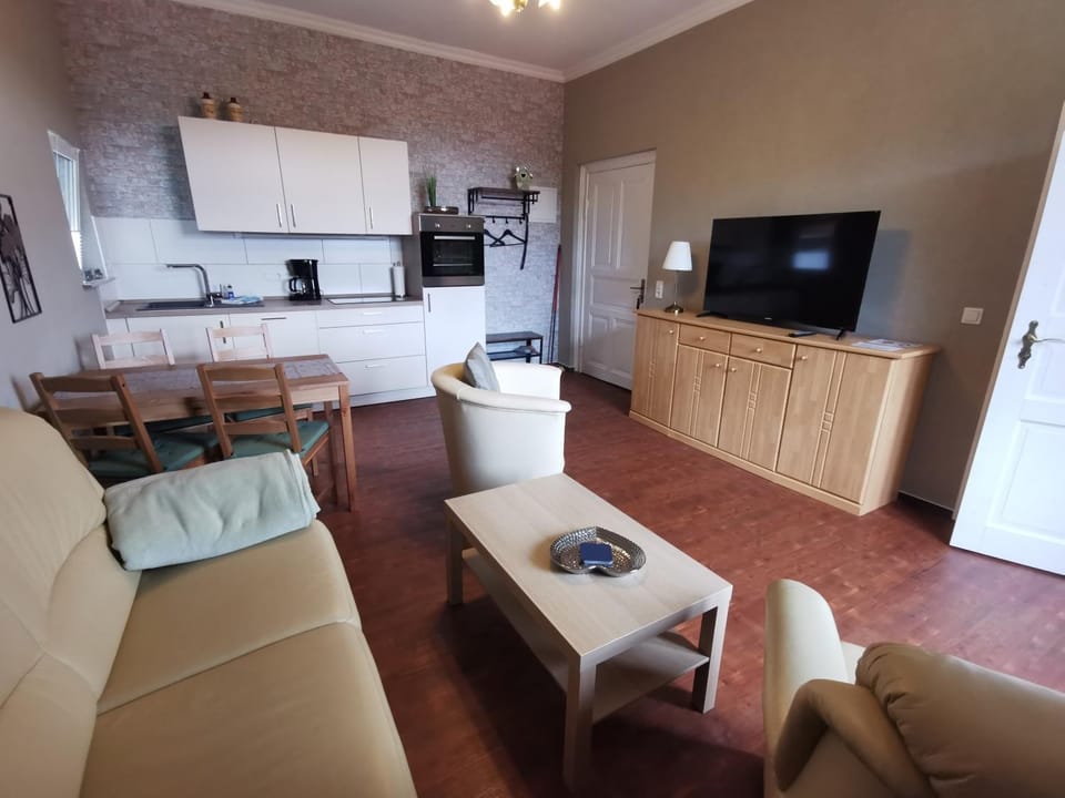 TV and multimedia, Kitchen or kitchenette, Seating area, Dining area, internet, locker