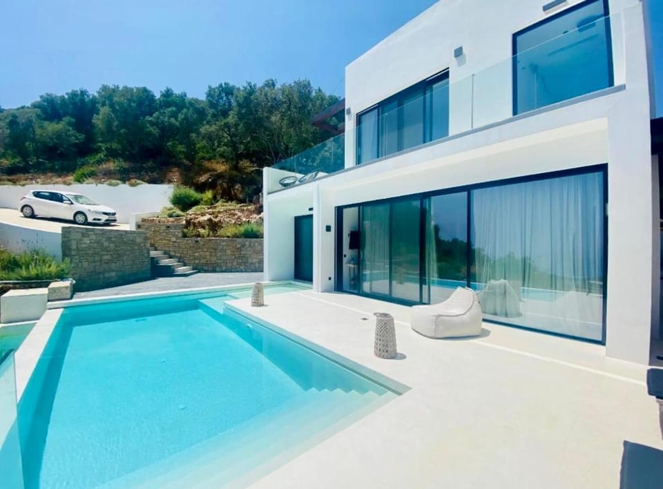 Property building, Patio, Day, Pool view, Swimming pool, Parking, sunbed