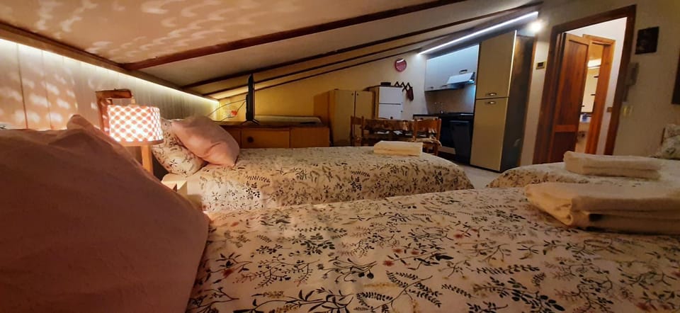 Bed, TV and multimedia, Photo of the whole room, Bedroom