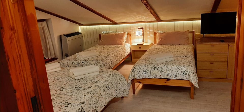 Bed, TV and multimedia, Bedroom