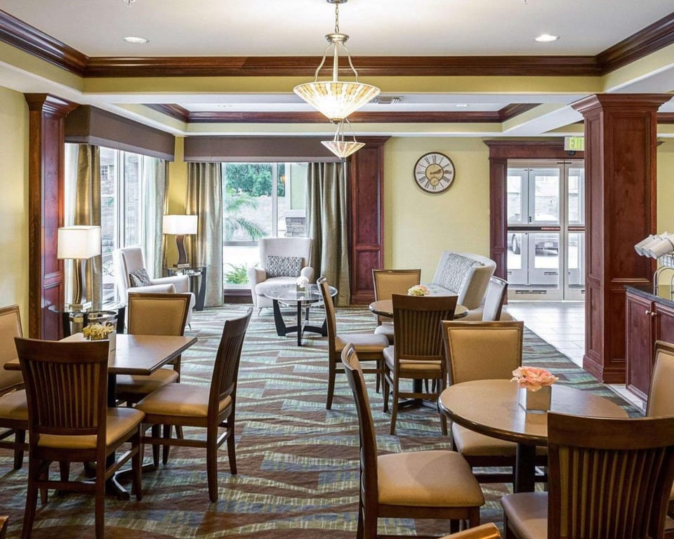 Restaurant/places to eat, Dining area, On site, Breakfast