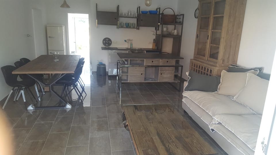 Kitchen or kitchenette, Seating area
