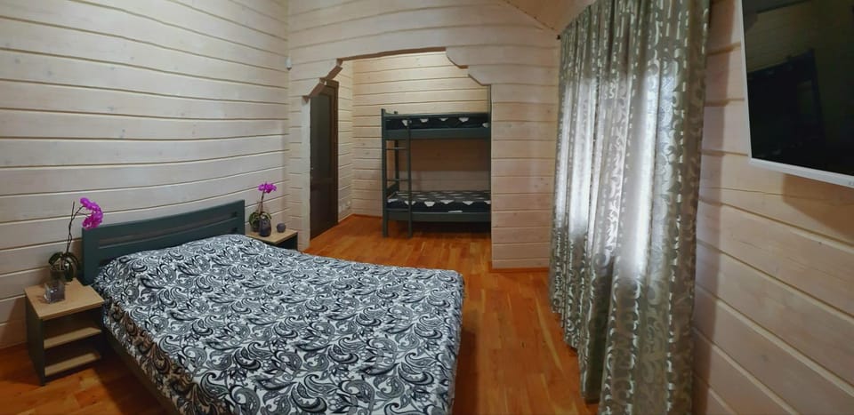 Bed, TV and multimedia, Photo of the whole room, Decorative detail, Bedroom