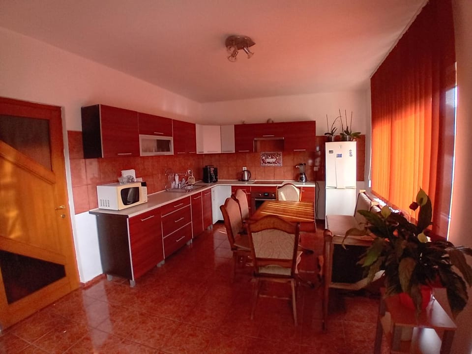 Kitchen or kitchenette, Dining area, minibar, pet friendly, toaster
