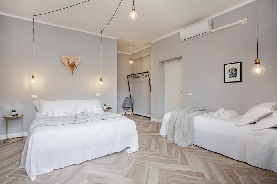 Bed, Photo of the whole room, Decorative detail, Logo/Certificate/Sign